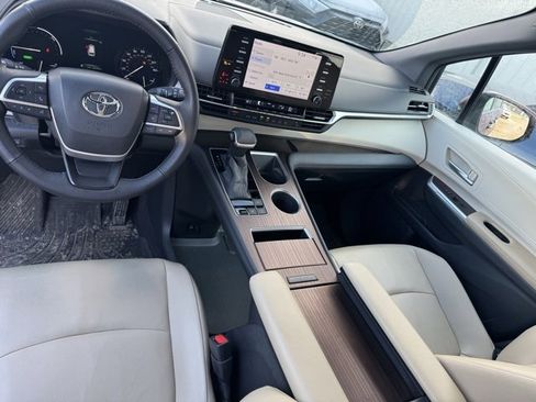 Used 2021 Toyota Sienna XLE image 2