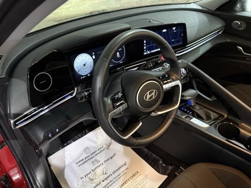 Used 2025 Hyundai Elantra SEL image 14