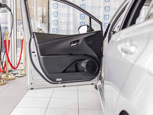 Used 2018 Toyota Prius Prime Premium image 31