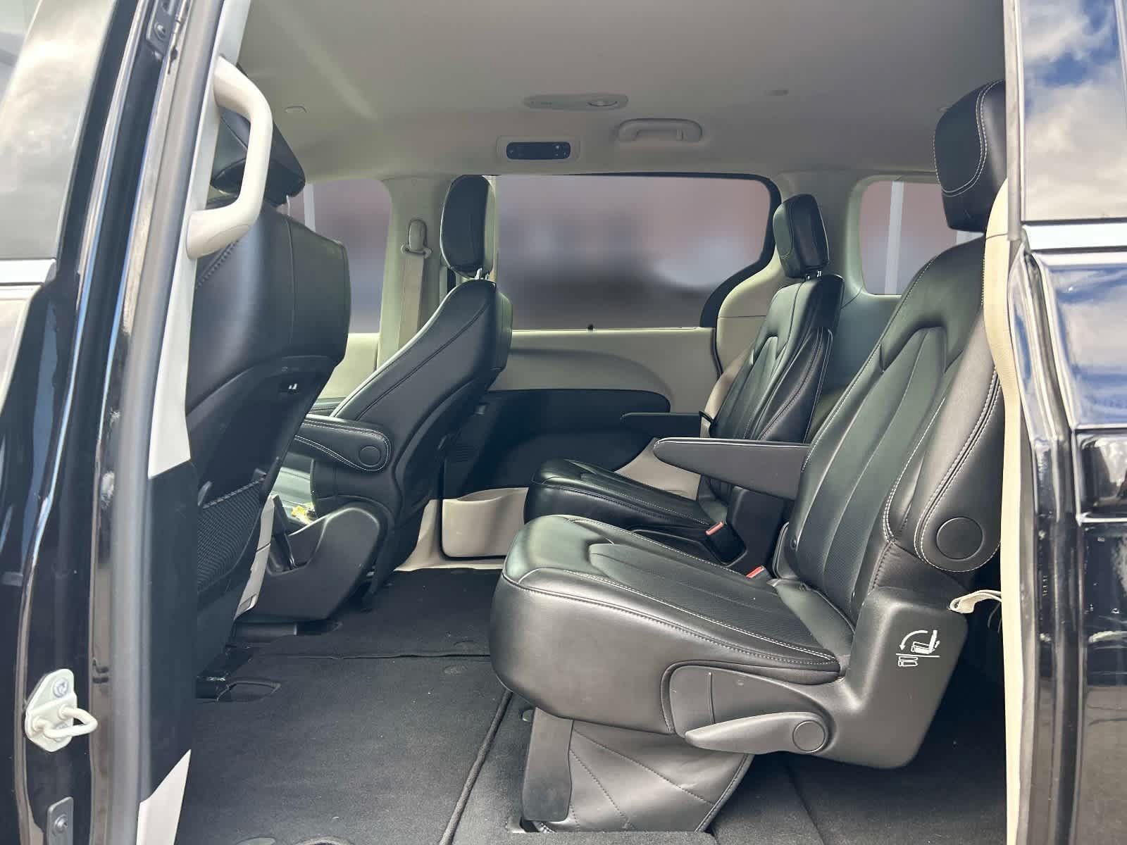 Used 2024 Chrysler Pacifica Touring-L FWD image 19