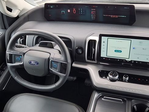 Used 2025 Ford Expedition Active image 6