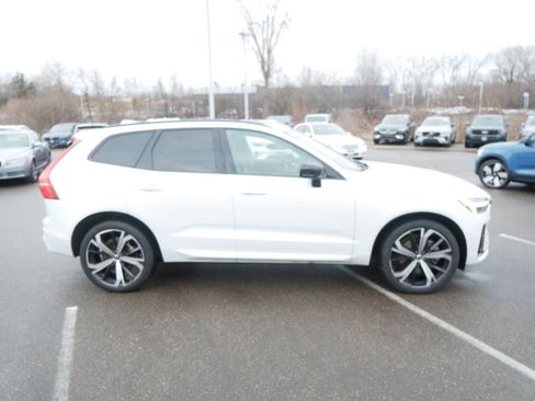 Certified 2023 Volvo XC60 B6 Ultimate w/ Climate Package image 8