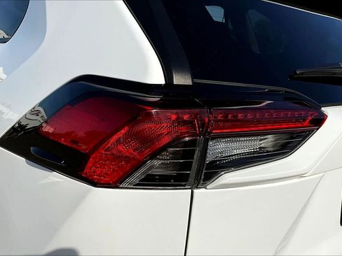 Certified 2020 Toyota RAV4 LE image 28