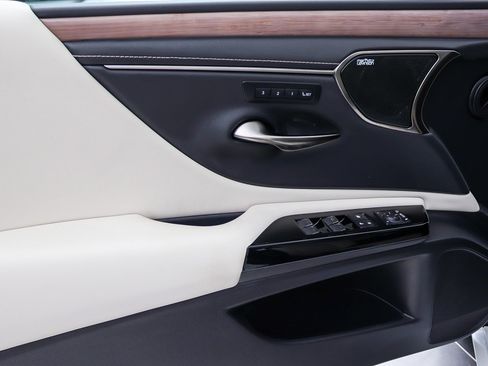 Used 2024 Lexus ES 300h w/ Luxury Package FWD image 25