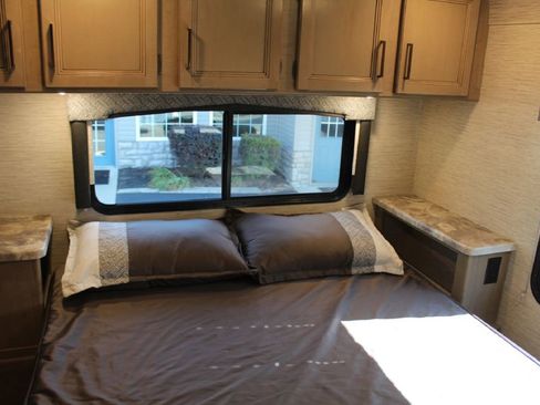 Used 2022 Ford E-450 and Econoline 450 Super Duty w/ Motorhome Prep Package image 27