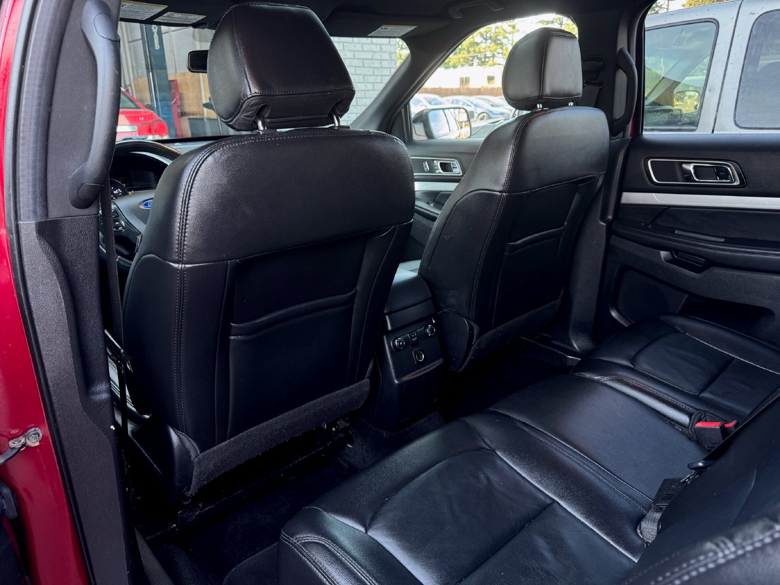 Used 2017 Ford Explorer XLT w/ Equipment Group 202A AWD/4WD image 16
