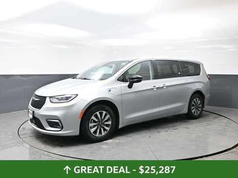 Used 2024 Chrysler Pacifica Limited FWD image 11