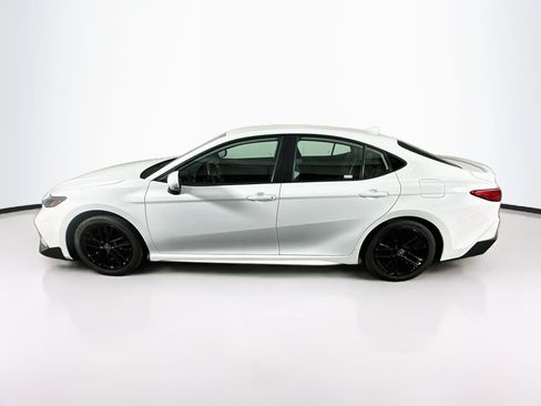 Used 2025 Toyota Camry SE FWD image 4