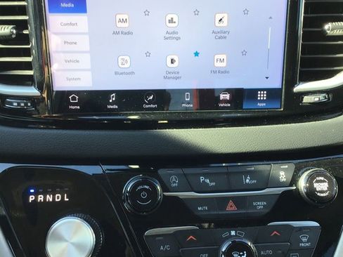 Used 2023 Chrysler Pacifica Touring-L image 11