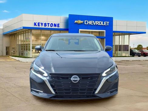 Used 2025 Nissan Altima 2.5 SV FWD image 2
