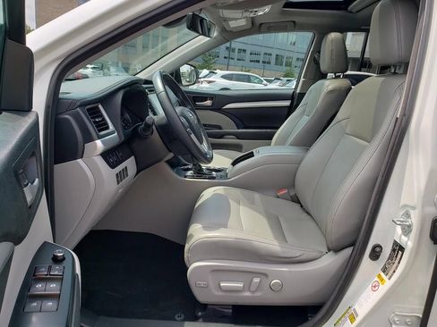 Used 2017 Toyota Highlander XLE AWD/4WD image 19
