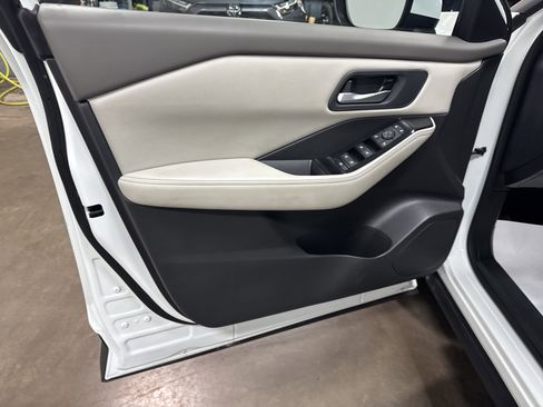 Used 2025 Nissan Rogue SV image 13