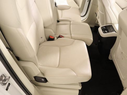 Used 2022 Volvo XC90 T5 Momentum image 15