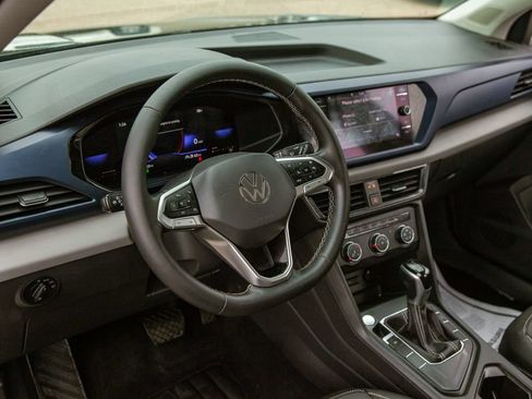 Used 2022 Volkswagen Taos SE w/ Panoramic Sunroof Package FWD image 10