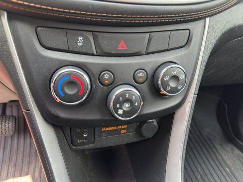 Used 2020 Chevrolet Trax LT w/ Driver Confidence Package FWD image 29