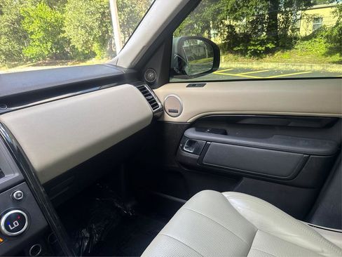 Used 2018 Land Rover Discovery SE AWD/4WD image 19