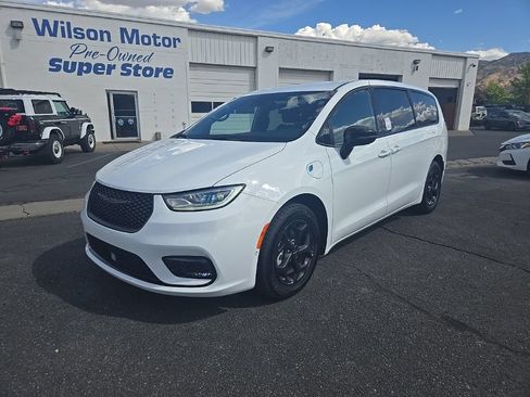 Used 2024 Chrysler Pacifica Limited FWD image 1