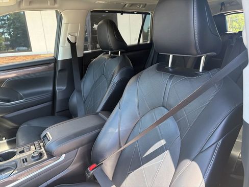 Used 2022 Toyota Highlander Platinum AWD/4WD image 3