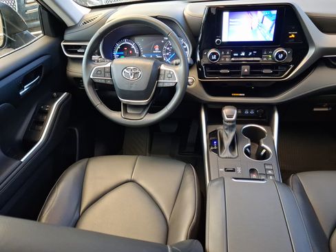 Used 2023 Toyota Highlander XLE FWD image 8