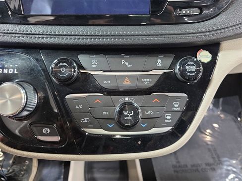 Used 2020 Chrysler Pacifica Limited image 20