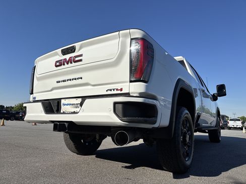 Used 2025 GMC Sierra 2500 AT4 w/ AT4 Premium Plus Package AWD/4WD image 10