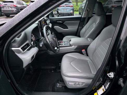 Used 2021 Toyota Highlander XLE AWD/4WD image 16