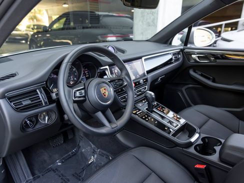 Certified 2026 Porsche Macan AWD/4WD image 4