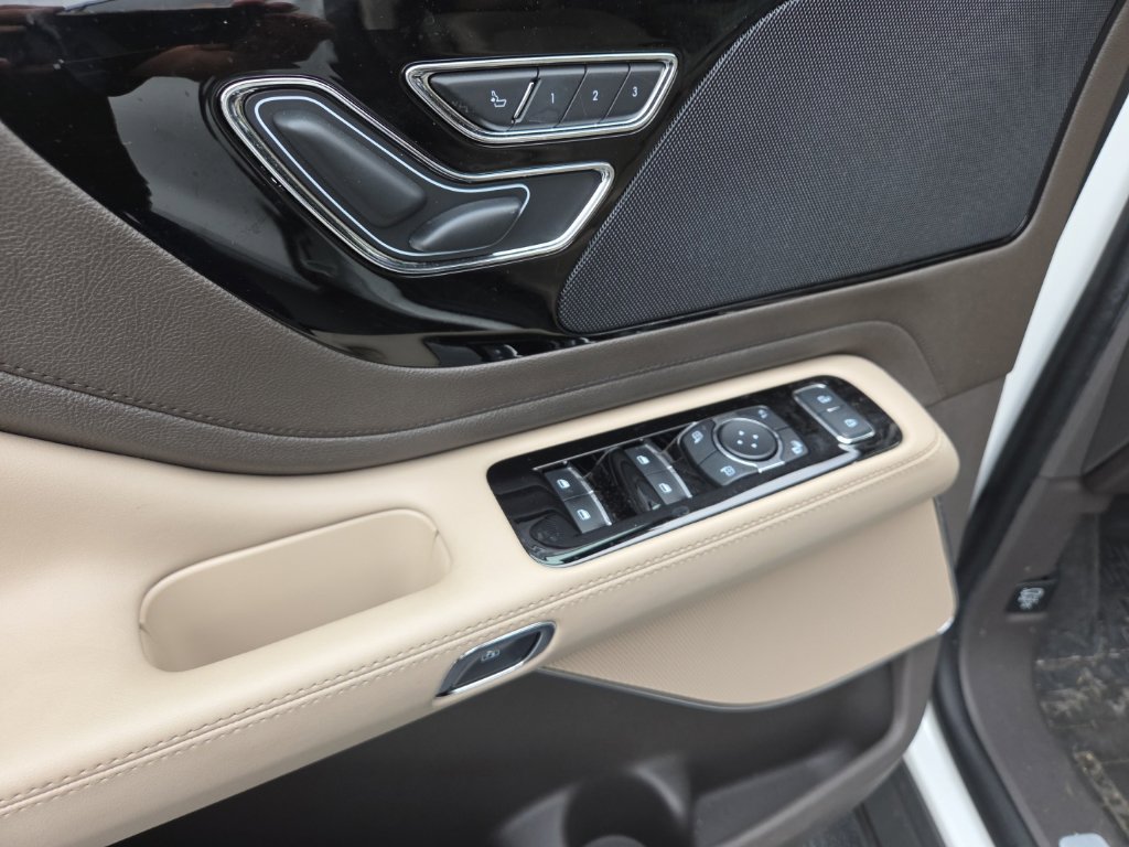 Used 2024 Lincoln Aviator AWD w/ Premium Package image 9