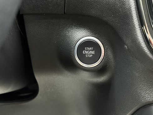 Certified 2025 Volvo XC40 B5 Plus AWD/4WD image 22