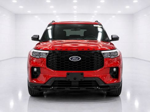 Used 2025 Ford Explorer ST-Line w/ ST-Line Street Pack AWD/4WD image 8