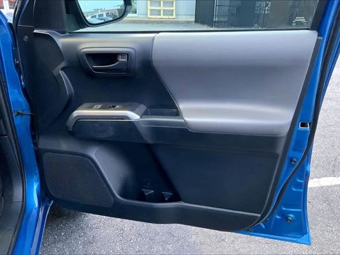 Used 2018 Toyota Tacoma SR5 AWD/4WD image 22