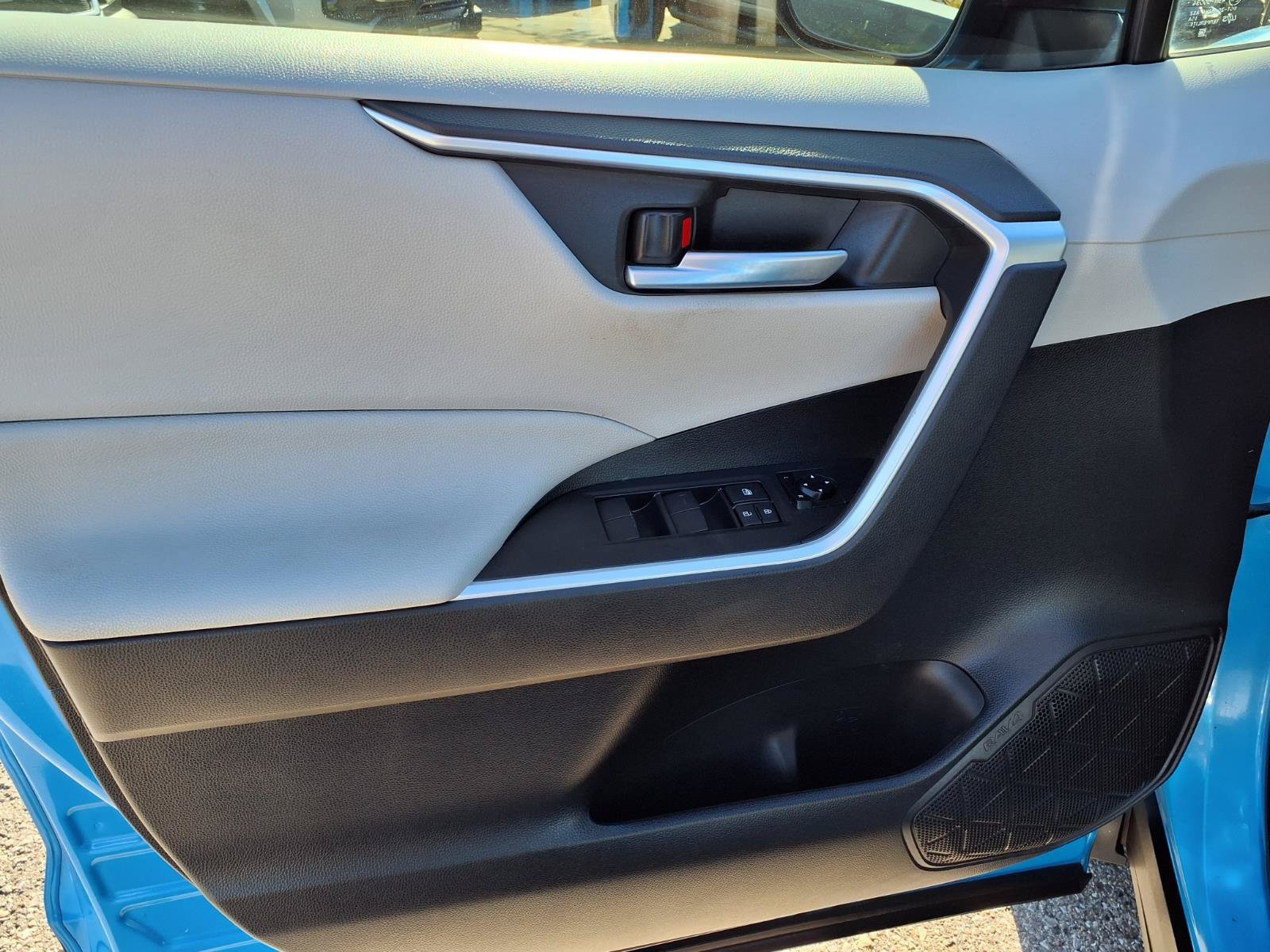 Used 2020 Toyota RAV4 XLE w/ Convenience Package FWD image 14