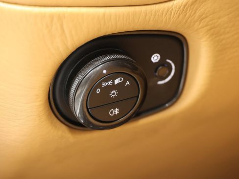 Used 2015 Aston Martin Vanquish Volante RWD image 26