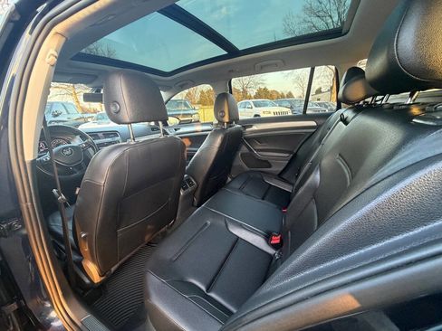 Used 2017 Volkswagen Golf SE image 33