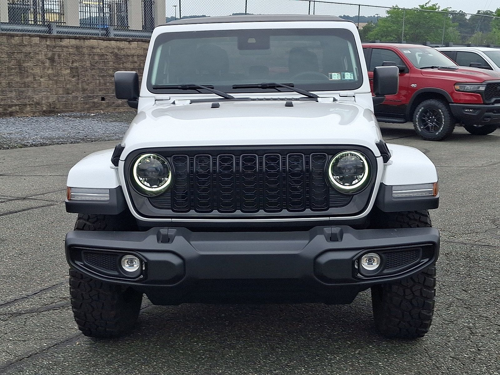 Used 2025 Jeep Gladiator Sport AWD/4WD image 2