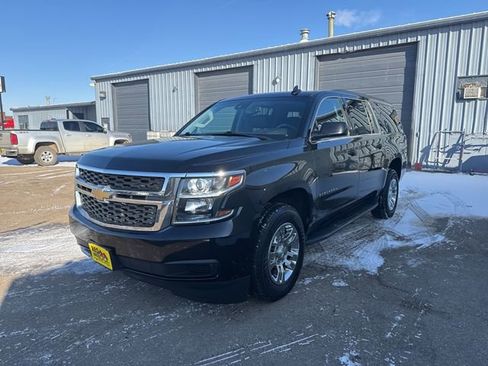 Used 2019 Chevrolet Suburban LT image 3