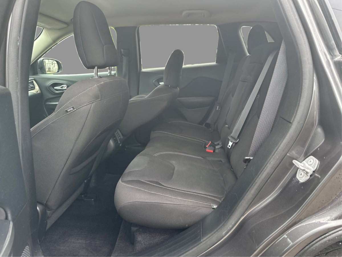Used 2016 Jeep Cherokee Latitude w/ Safety/Convenience Group AWD/4WD image 26