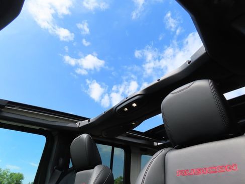 Used 2024 Jeep Wrangler Unlimited Rubicon w/ Technology Group AWD/4WD image 6
