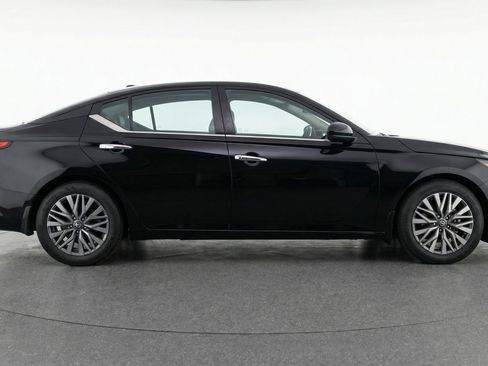 Used 2025 Nissan Altima 2.5 SV FWD image 11