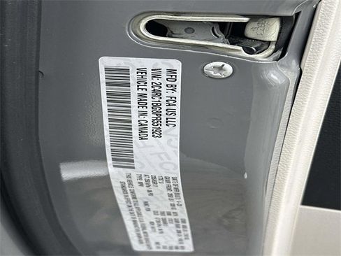 Certified 2023 Chrysler Pacifica Touring-L image 30