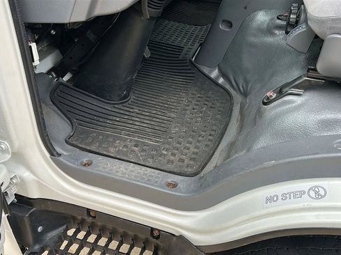 Used 2018 Isuzu NPR RWD image 34