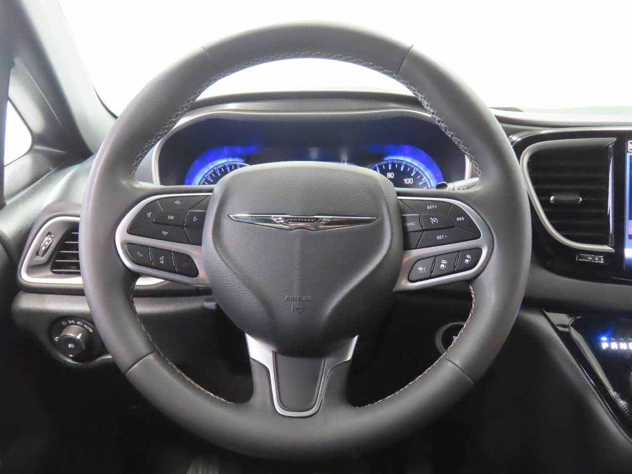 Used 2025 Chrysler Pacifica Select FWD image 11