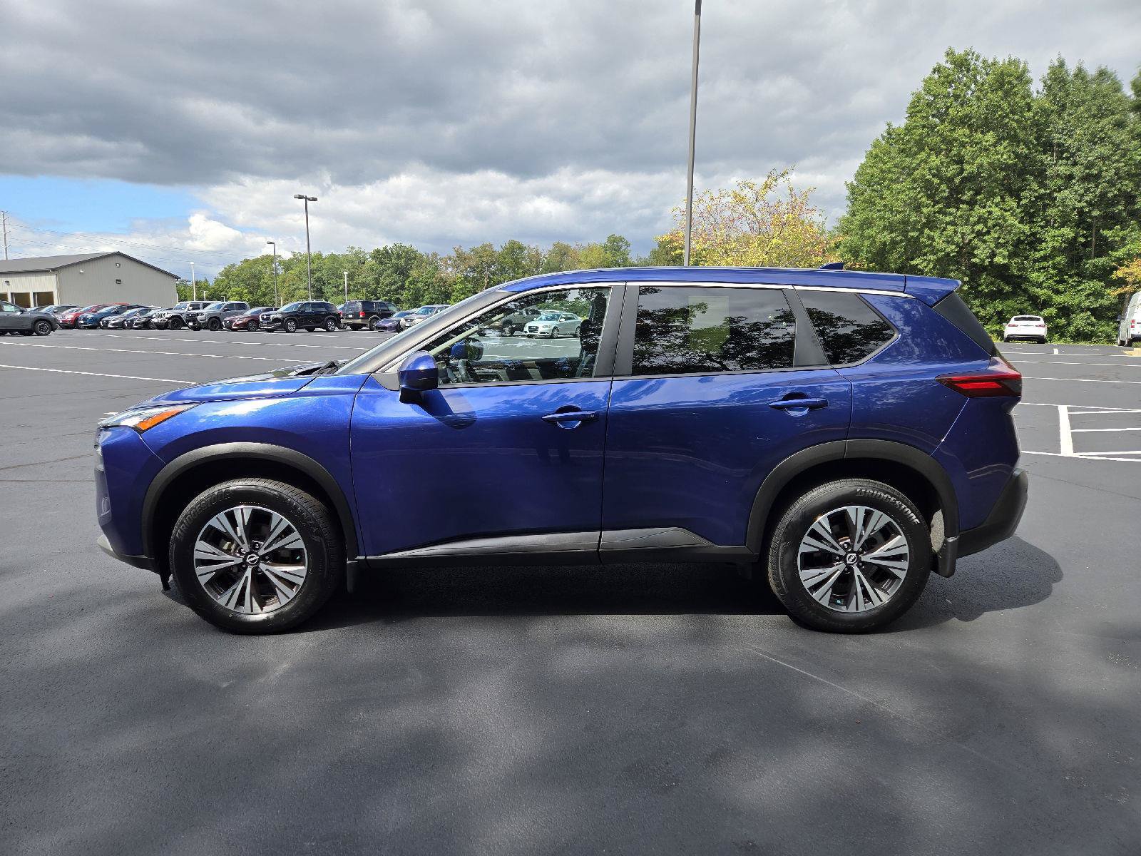 Used 2023 Nissan Rogue SV AWD/4WD image 5
