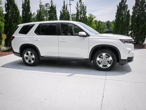 Used 2025 Honda Pilot EX-L image 11