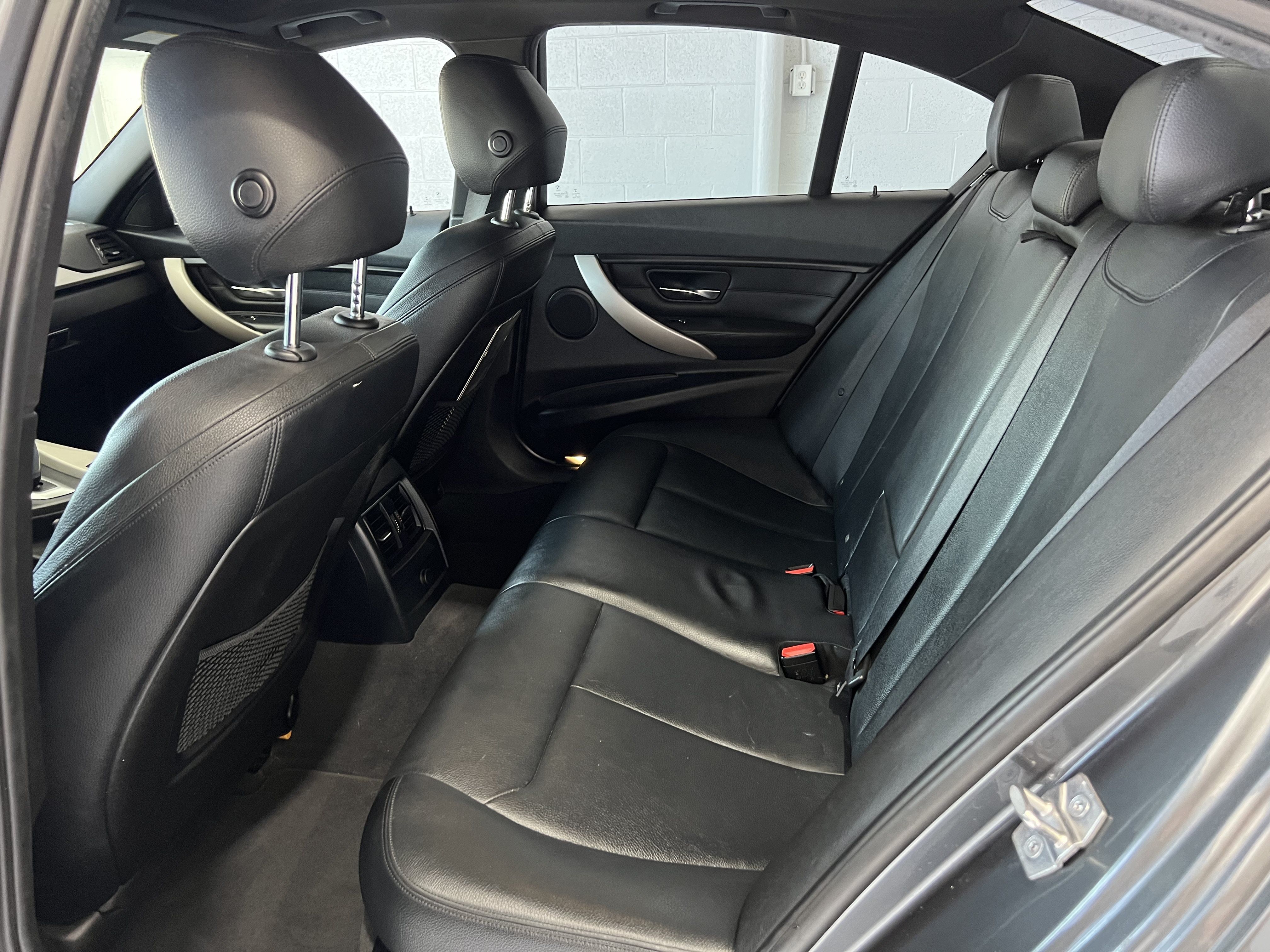 Used 2016 BMW 320i Sedan RWD image 16