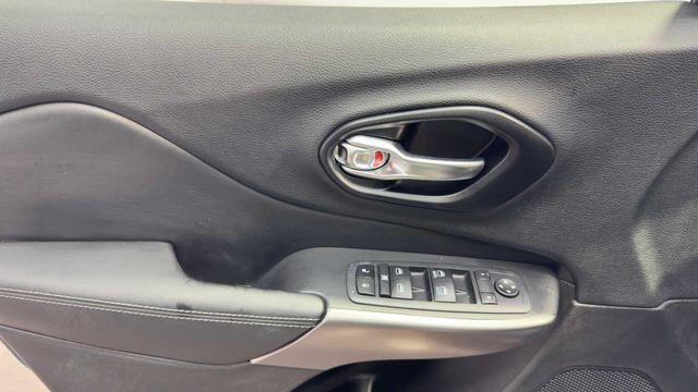 Used 2021 Jeep Cherokee Latitude Lux w/ Comfort/Convenience Group FWD image 22