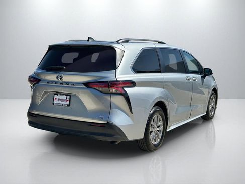 Used 2022 Toyota Sienna LE image 5