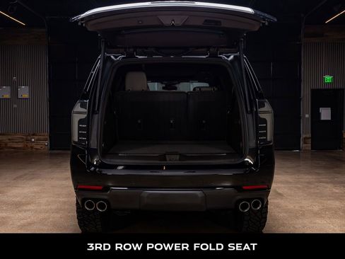 Used 2025 Chevrolet Suburban Z71 w/ Comfort Package image 9