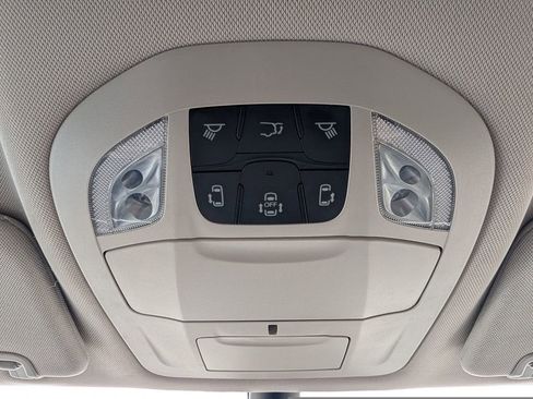 Used 2023 Chrysler Pacifica Touring-L FWD image 33