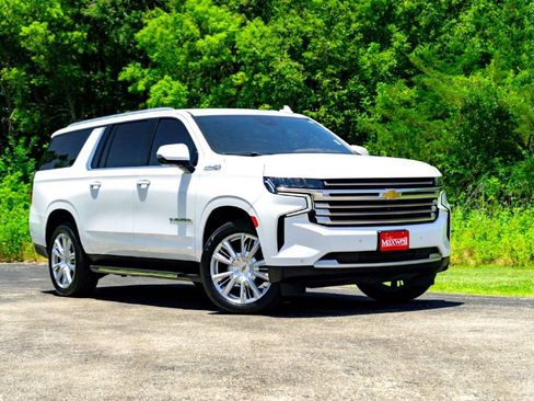 Used 2024 Chevrolet Suburban High Country RWD image 2
